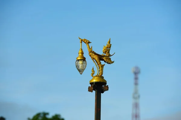 Lâmpada Dourada Antiga Com Estátua Dragão — Fotografia de Stock