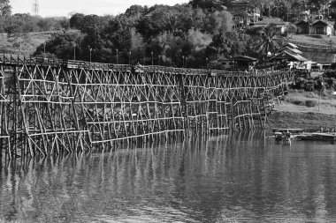 Nehir boyunca eski ahşap köprü, Tayland.