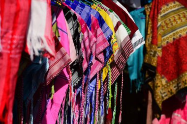 Tayland 'da pazarda çeşitli giysiler.