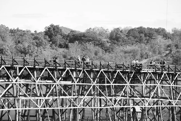 Antiguo Puente Madera Través Del Río Tailandia — Foto de Stock