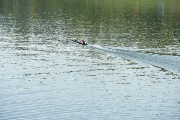 Люди Плавають Річці Човні — стокове фото