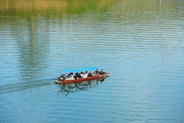 Människor Simmar Floden Båt — Stockfoto