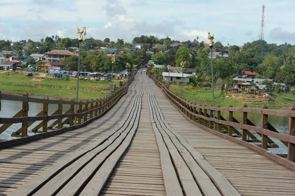 Oude Houten Brug Door Rivier Thailand — Stockfoto