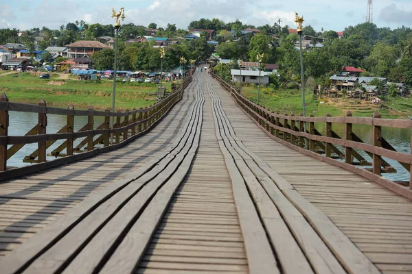 Jembatan Kayu Tua Melalui Sungai Thailand — Stok Foto