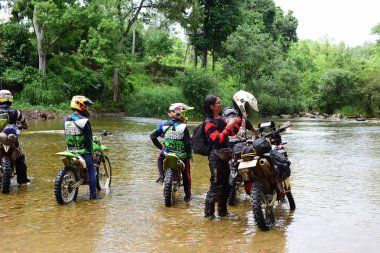 06 Mayıs 2018 - Tayland: Ormanda nehirden geçen motosikletliler