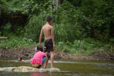 06 Mayıs 2018 - Tayland: Nehirde yüzen insanlar