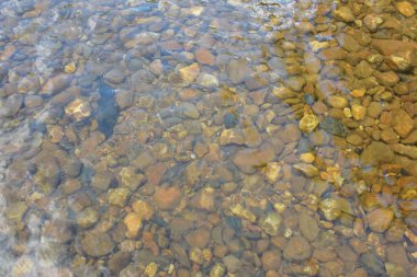 Taş ve çakıl taşlarıyla temiz nehir suyu