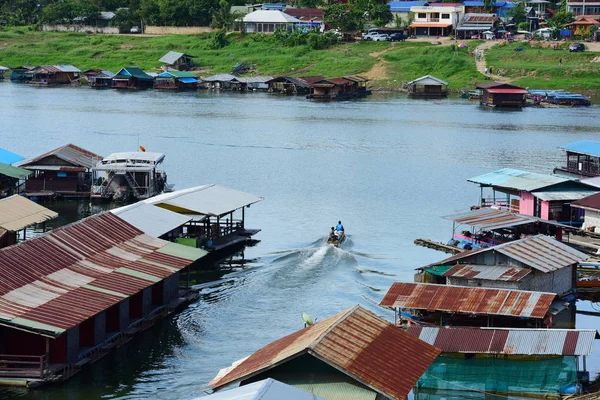 Pueblo Con Casas Flotantes Veleros Tailandia — Foto de Stock