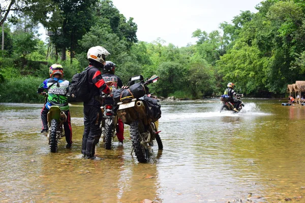 Травня 2018 Таїланд Мотоциклісти Їдуть Через Річку Лісі — стокове фото