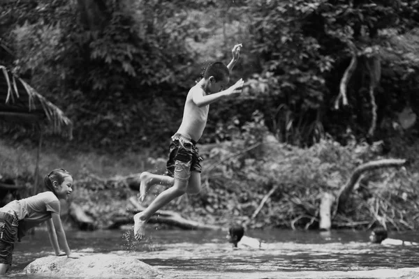 Μαΐου 2018 Ταϊλάνδη Άνθρωποι Που Κολυμπούν Στο Ποτάμι — Φωτογραφία Αρχείου