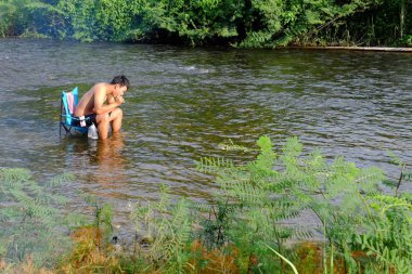 06 Mayıs 2018 - Tayland: Nehirde yüzen insanlar