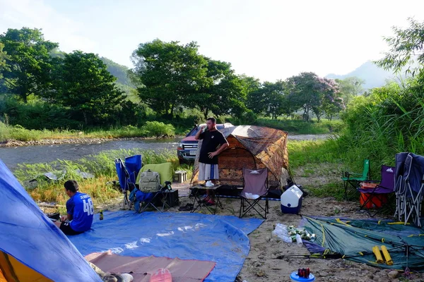 Mayo 2018 Tailandia Personas Descansando Costa Del Río — Foto de Stock