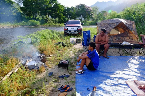 Mayo 2018 Tailandia Personas Descansando Costa Del Río — Foto de Stock