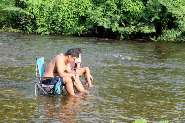 06 Mayıs 2018 - Tayland: Nehirde yüzen insanlar