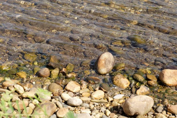 Güneşli bir günde Stone River Sahili