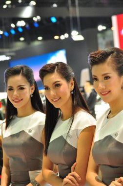 Tayland - 30 Nisan 2002: araba fuarında kızlar