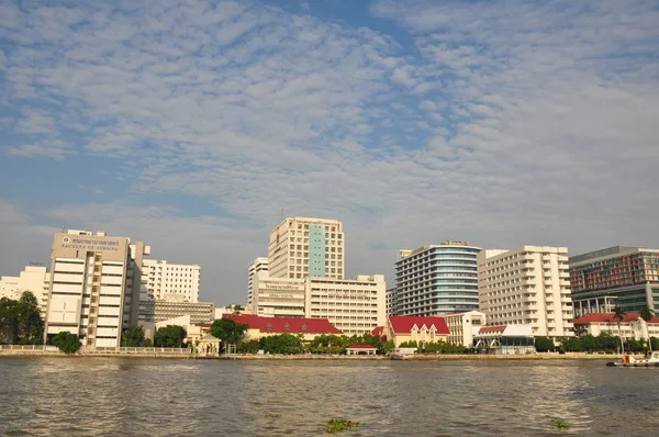 Pejzaż Miejski Portem Żółtą Rzeką Budynkami Tle Tajlandia — Zdjęcie stockowe