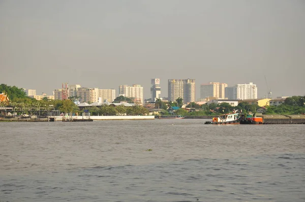 Városkép Kikötővel Sárga Folyó Épületek Háttérben Thaiföld — Stock Fotó