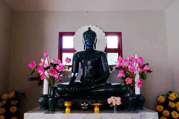 Innerhalb Des Thailändischen Tempels Mit Buddha Statue — Stockfoto