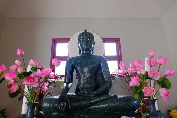 Binnen Thaise Tempel Met Boeddhabeeld — Stockfoto