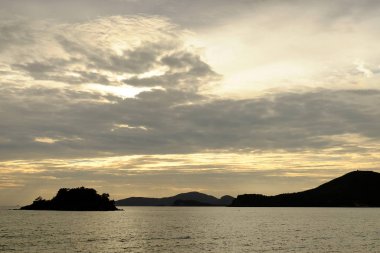 deniz manzarası üzerinde inanılmaz gün batımı. Doğa arka planı