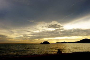 deniz manzarası üzerinde inanılmaz gün batımı. Doğa arka planı
