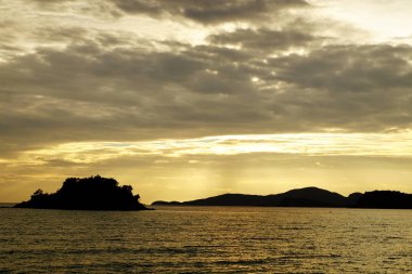 deniz manzarası üzerinde inanılmaz gün batımı. Doğa arka planı