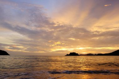 deniz manzarası üzerinde inanılmaz gün batımı. Doğa arka planı