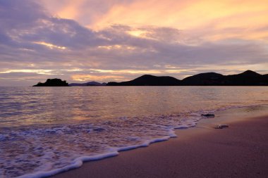 deniz manzarası üzerinde inanılmaz gün batımı. Doğa arka planı