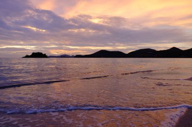 deniz manzarası üzerinde inanılmaz gün batımı. Doğa arka planı
