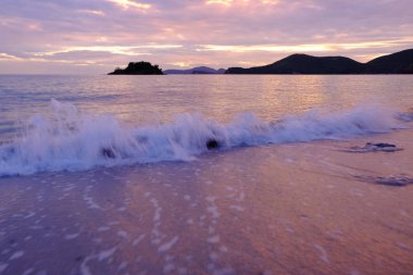 deniz manzarası üzerinde inanılmaz gün batımı. Doğa arka planı