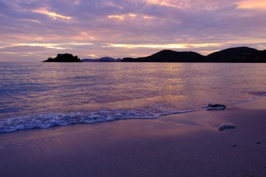 deniz manzarası üzerinde inanılmaz gün batımı. Doğa arka planı