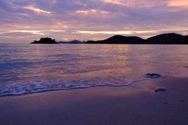 deniz manzarası üzerinde inanılmaz gün batımı. Doğa arka planı