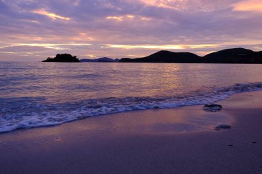 deniz manzarası üzerinde inanılmaz gün batımı. Doğa arka planı