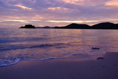 deniz manzarası üzerinde inanılmaz gün batımı. Doğa arka planı