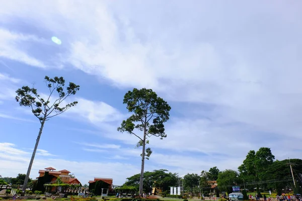 Blick Auf Die Sonne Wolkenverhangenen Blauen Himmel — Stockfoto