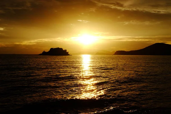 海の景色の上に素晴らしい夕日 自然の背景 — ストック写真