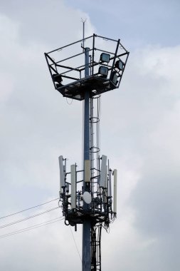 Mavi gökyüzü arka planında yüksek elektrik kulesi