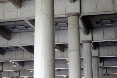 Tayland 'daki Dhammakaya Tapınağı için büyük bir yapı. Yapım aşamasındaki endüstriyel gri beton bina. Terk edilmiş bina iç mimarisi..