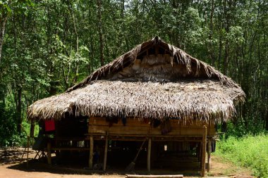 Tayland 'daki Dhammakaya Tapınağı için büyük bir yapı. Yapım aşamasındaki endüstriyel gri beton bina. Terk edilmiş bina iç mimarisi..
