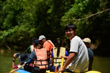 Tayland - 6 Ekim 2019: Bir grup turist yeşil ormanda nehirde kayak yapıyor. 