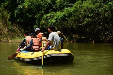 Tayland - 6 Ekim 2019: Bir grup turist yeşil ormanda nehirde kayak yapıyor. 