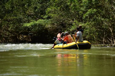 Tayland - 6 Ekim 2019: Bir grup turist yeşil ormanda nehirde kayak yapıyor. 