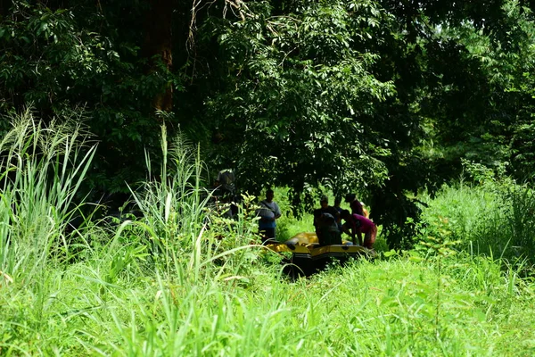 Tayland 'daki Dhammakaya Tapınağı için büyük bir yapı. Yapım aşamasındaki endüstriyel gri beton bina. Terk edilmiş bina iç mimarisi..