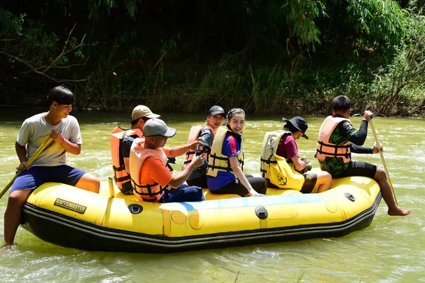 Thailand Oktober 2019 Groep Toeristen Kajakken Langs Rivier Door Groen — Stockfoto