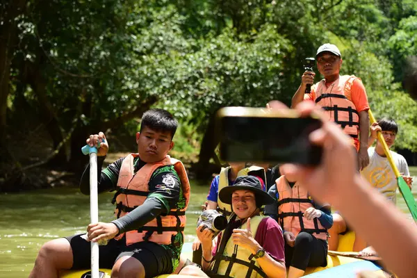 Thailand Oktober 2019 Grupp Turister Paddlar Kajak Vid Floden Genom — Stockfoto