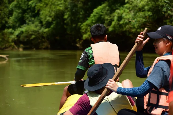 Thailand Oktober 2019 Grupp Turister Paddlar Kajak Vid Floden Genom — Stockfoto