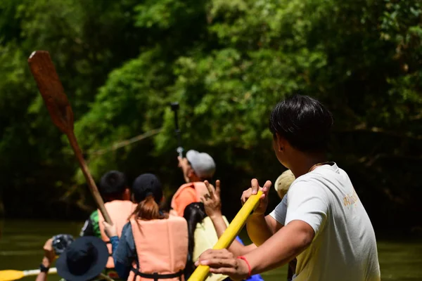 Thailand Oktober 2019 Grupp Turister Paddlar Kajak Vid Floden Genom — Stockfoto