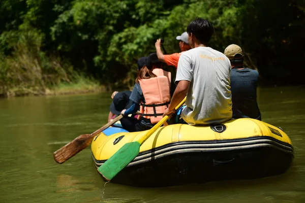 Thailand Oktober 2019 Grupp Turister Paddlar Kajak Vid Floden Genom — Stockfoto