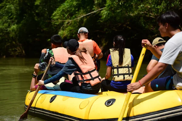 Thailand Oktober 2019 Grupp Turister Paddlar Kajak Vid Floden Genom — Stockfoto